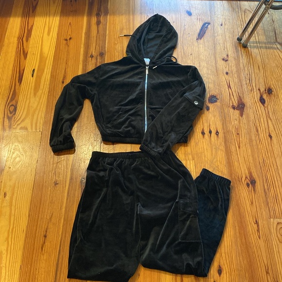 Two piece crop top jogger set. Size medium - Picture 5 of 6